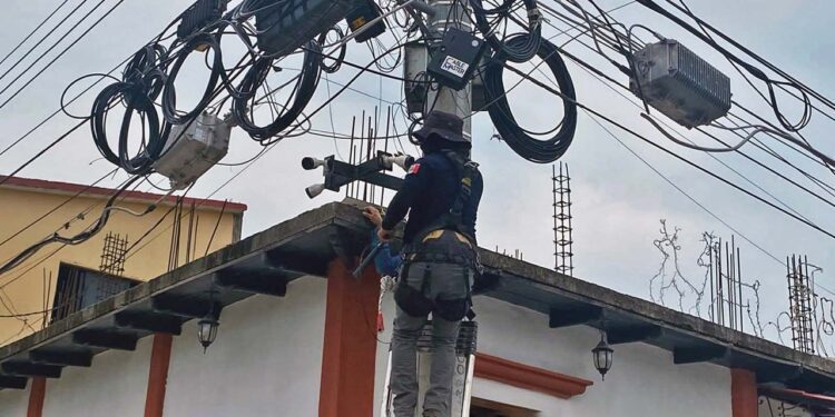 Foto: redes sociales // Retiran cámaras de videovigilancia ilegal en Juchitán.