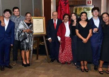 Fotos: Rubén Morales // Amigos y familiares felicitaron al Lic. Jorge Franco por este reconocimiento.