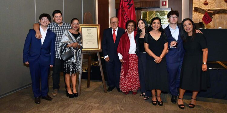 Fotos: Rubén Morales // Amigos y familiares felicitaron al Lic. Jorge Franco por este reconocimiento.