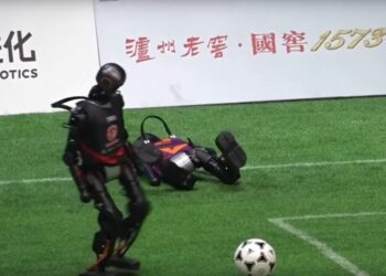 Robots humanoides juegan fútbol 3‑contra‑3 en Pekín… ¡sin intervención humana!