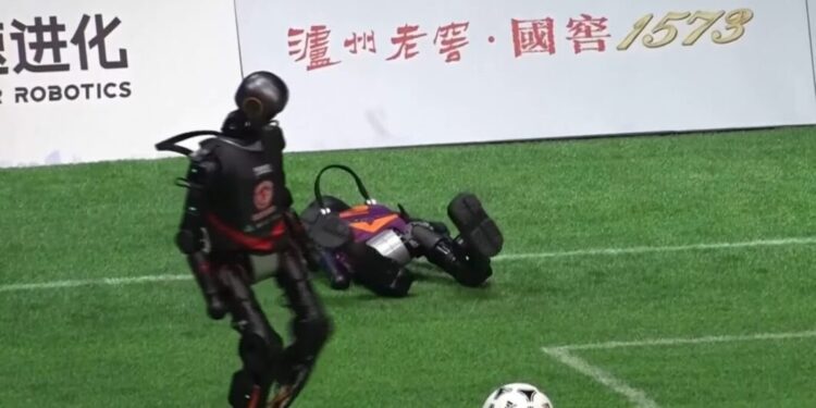 Robots humanoides juegan fútbol 3‑contra‑3 en Pekín… ¡sin intervención humana!