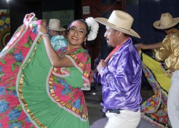 Alumnos del Taller de Danza folclórica, dirigidos por el profesor José Luis Velázquez Fernández, se presentaron en la Casa de la Cultura.