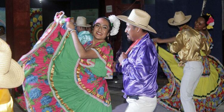 Alumnos del Taller de Danza folclórica, dirigidos por el profesor José Luis Velázquez Fernández, se presentaron en la Casa de la Cultura.