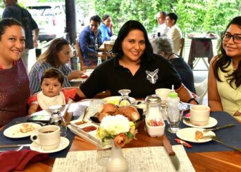 Fotos: Rubén Morales // Ana María Tovar Quintana y su hija Dana Lucía Gómez celebraron su cumpleaños rodeadas del cariño de sus amigas.