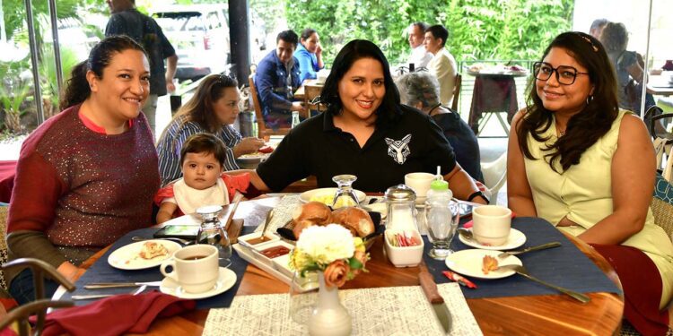 Fotos: Rubén Morales // Ana María Tovar Quintana y su hija Dana Lucía Gómez celebraron su cumpleaños rodeadas del cariño de sus amigas.