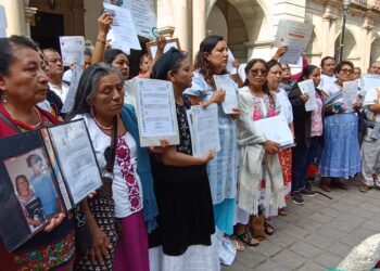 Fotos: Lisbeth Mejía Reyes // Artesanos protestaron por los costos excesivos impuestos por el gobierno para los espacios.