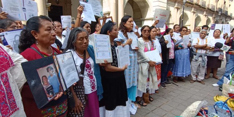 Fotos: Lisbeth Mejía Reyes // Artesanos protestaron por los costos excesivos impuestos por el gobierno para los espacios.