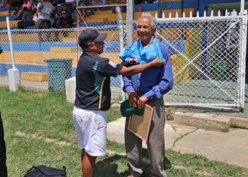 Fotos: Leobardo García Reyes // “El Bambú” recibió la playera celeste como obsequio.