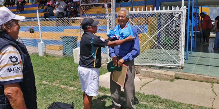 Fotos: Leobardo García Reyes // “El Bambú” recibió la playera celeste como obsequio.