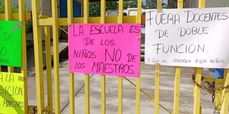 El grupo de padres de familia solicitaron que se destituyera del cargo a dicho director.