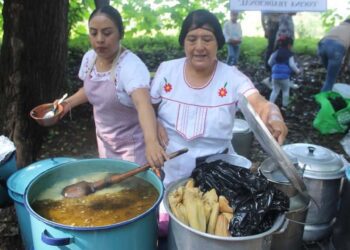 Familias y visitantes disfrutan del tradicional pozole mixteco en el Parque Lineal.