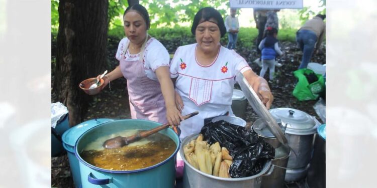Familias y visitantes disfrutan del tradicional pozole mixteco en el Parque Lineal.