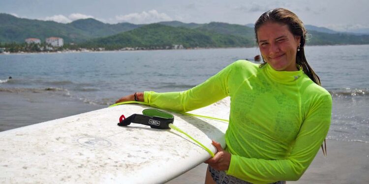 Maya Mateja, originaria de Puerto Escondido, se coronó Campeona Panamericana de Surf.