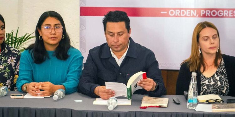 La Dra. Kathleen M. McIntyre presentó su libro en el Archivo Histórico Municipal de Tlaxiaco.