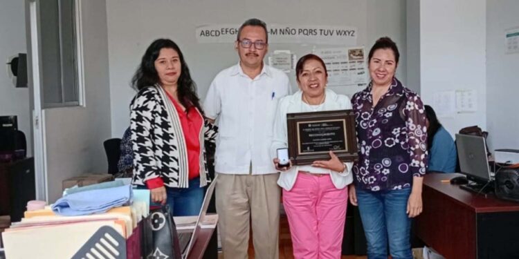 La Mtra. Indira Bautista continúa su compromiso educativo desde la primaria “Resurgimiento” en Reyes, Etla.