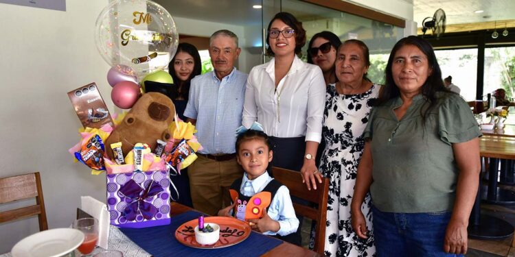 Foto: Rubén Morales // La pequeña Alice disfrutó de un grato momento acompañada de su familia.