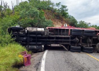 La unidad de motor terminó de costado sobre la cinta asfáltica.