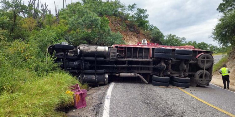 La unidad de motor terminó de costado sobre la cinta asfáltica.