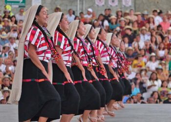 Los Sones y Jarabes de Tlaxiaco cautivaron al público con su colorido baile en el primer Lunes del Cerro.