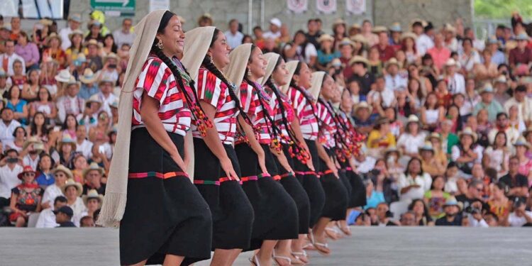 Los Sones y Jarabes de Tlaxiaco cautivaron al público con su colorido baile en el primer Lunes del Cerro.