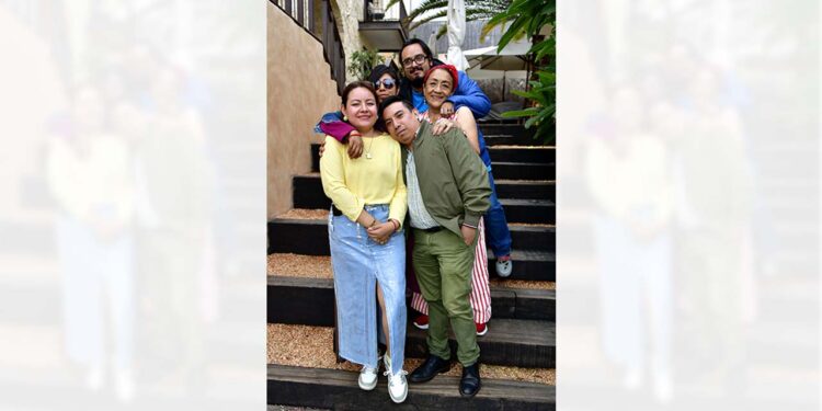 Foto: Rubén Morales // Los presentes compartieron anécdotas, risas y expresaron sus felicitaciones y buenos deseos para la festejada.