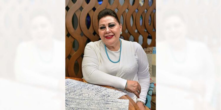 Foto: Rubén Morales // Mely Domínguez recibió buenos deseos entre risas y pláticas entrañables.