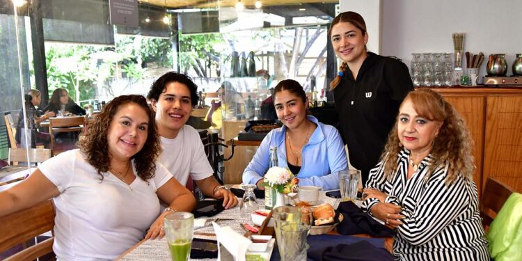 Fotos: Rubén Morales // Nora Patricia Guzmán, Axel Mejía, Emilia González Gris, Elisa González y Elisa Gris.