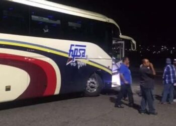 Uno de los proyectiles pasó a escasos centímetros del conductor, lo que puso en grave riesgo su vida y la de los pasajeros.