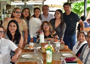 Fotos: Rubén Morales // Victoria León recibió el cariño de su familia tras concluir su educación preescolar en el colegio Federico Froebel.