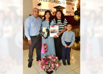 Fotos: Rubén Morales // Ximena Yaretzi junto a sus padres y su hermanito en la ceremonia de graduación.