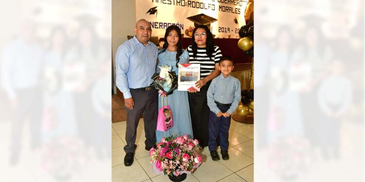 Fotos: Rubén Morales // Ximena Yaretzi junto a sus padres y su hermanito en la ceremonia de graduación.
