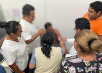 La lepra es una enfermedad infecciosa crónica causada por una bacteria que afecta la piel y los nervios periféricos, es poco contagiosa.