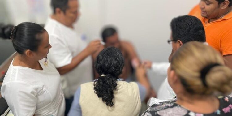 La lepra es una enfermedad infecciosa crónica causada por una bacteria que afecta la piel y los nervios periféricos, es poco contagiosa.