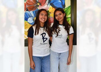 Foto: Rubén Morales // Frida Cid Aragón y Azul Sumano Acevedo celebraron la culminación de su secundaria en el Instituto Blaise Pascale.