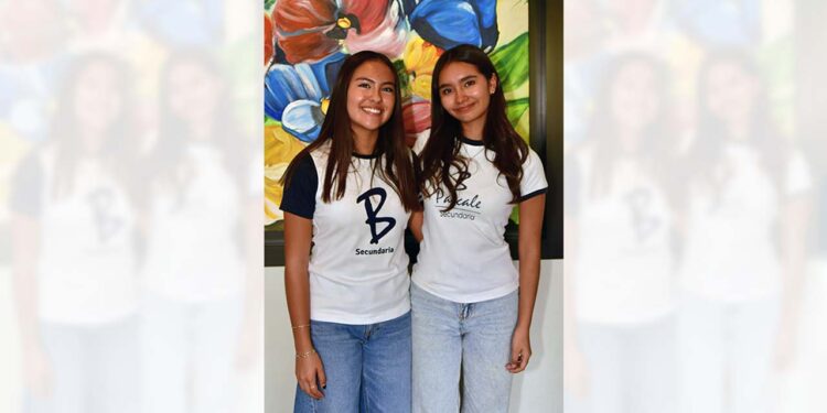 Foto: Rubén Morales // Frida Cid Aragón y Azul Sumano Acevedo celebraron la culminación de su secundaria en el Instituto Blaise Pascale.