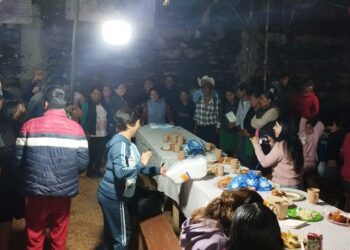 Hubo rifas y se compartió el pan y la sal, y al final se disfrutó de unas rebanadas de pastel.