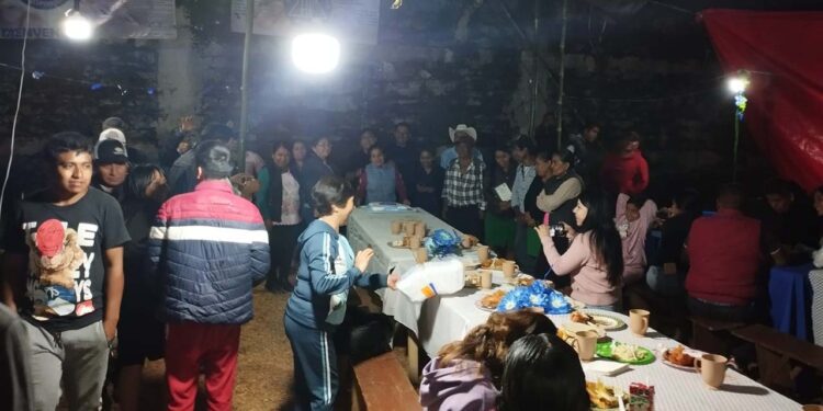 Hubo rifas y se compartió el pan y la sal, y al final se disfrutó de unas rebanadas de pastel.
