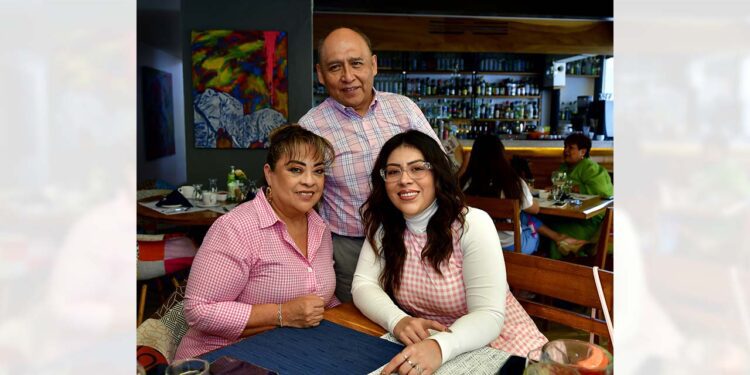 Fotos: Rubén Morales // Miguel Hernández y Mary Suárez le desearon lo mejor a su querida hija.
