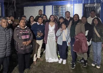 Nahomi Castro Zárate fue coronada como reina de las fiestas patronales, acompañada de familiares y vecinos.