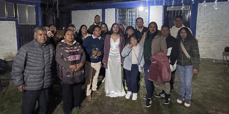 Nahomi Castro Zárate fue coronada como reina de las fiestas patronales, acompañada de familiares y vecinos.