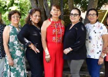 Fotos: Rubén Morales // Sylvia Judith Avendaño recibió muestras de cariño de sus amigas durante la celebración.