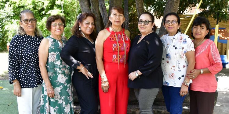 Fotos: Rubén Morales // Sylvia Judith Avendaño recibió muestras de cariño de sus amigas durante la celebración.