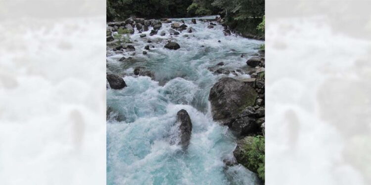 Las lluvias provocan el aumento del caudal de los ríos en la región.