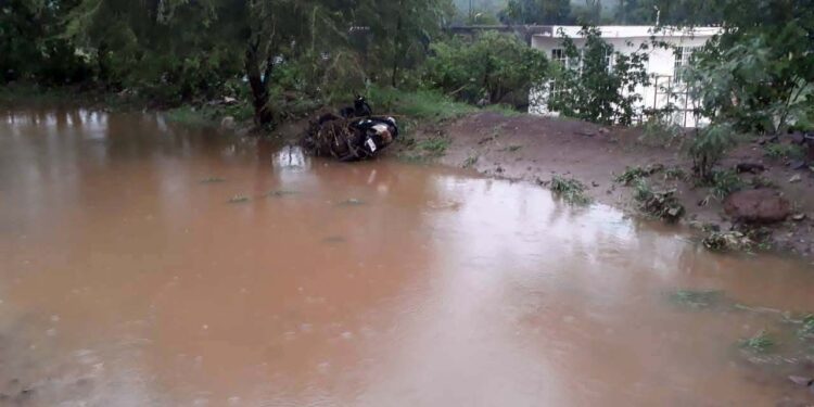 Por lo anterior, recomendaron a la población evitar salir de casa cuando se presenten las lluvias.