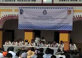 Foto: redes sociales // El evento estuvo asistido por las autoridades de las comunidades, gente de las agencias, estudiantes, autoridades educativas.