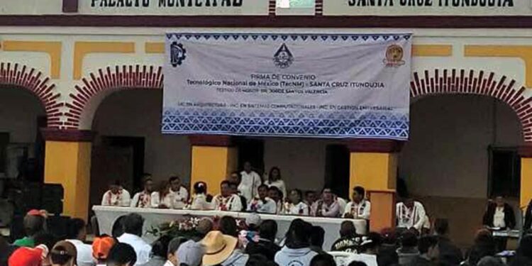 Foto: redes sociales // El evento estuvo asistido por las autoridades de las comunidades, gente de las agencias, estudiantes, autoridades educativas.