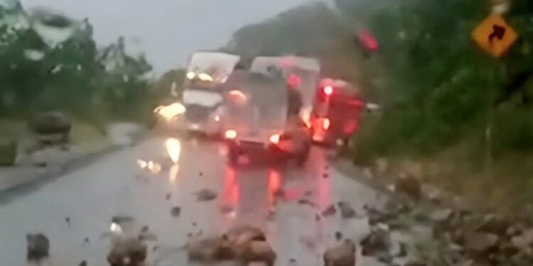 ¿Cómo afrontar los derrumbes en la Oaxaca–Istmo? Evitar tramo hasta hablar de limpieza