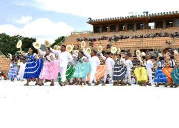 La Guelaguetza de los profesores oaxaqueños exhibió el mosaico cultural del estado, así como sus principios de lucha y dignidad.