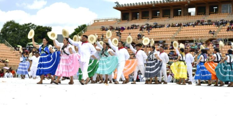 La Guelaguetza de los profesores oaxaqueños exhibió el mosaico cultural del estado, así como sus principios de lucha y dignidad.