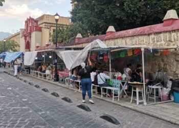 Descolorida festividad de la Virgen del Carmen; ambulantes sitian templo